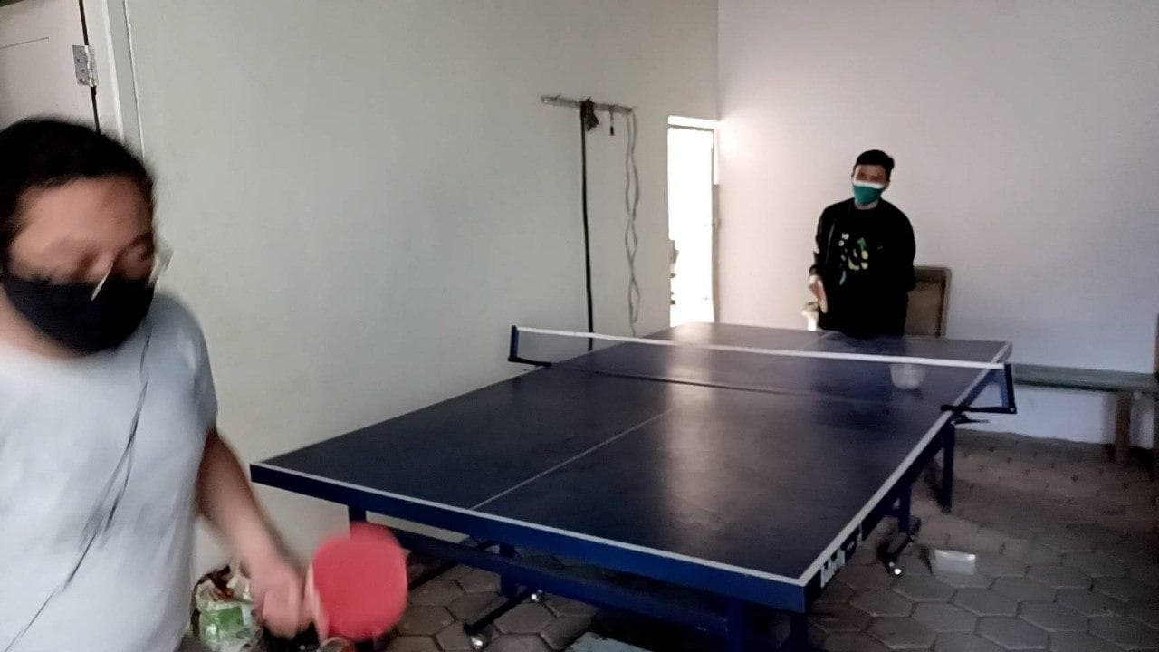 I'm playing table tennis!